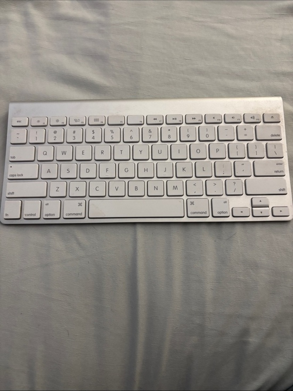 Apple Wireless Bluetooth Keyboard in White and Silver